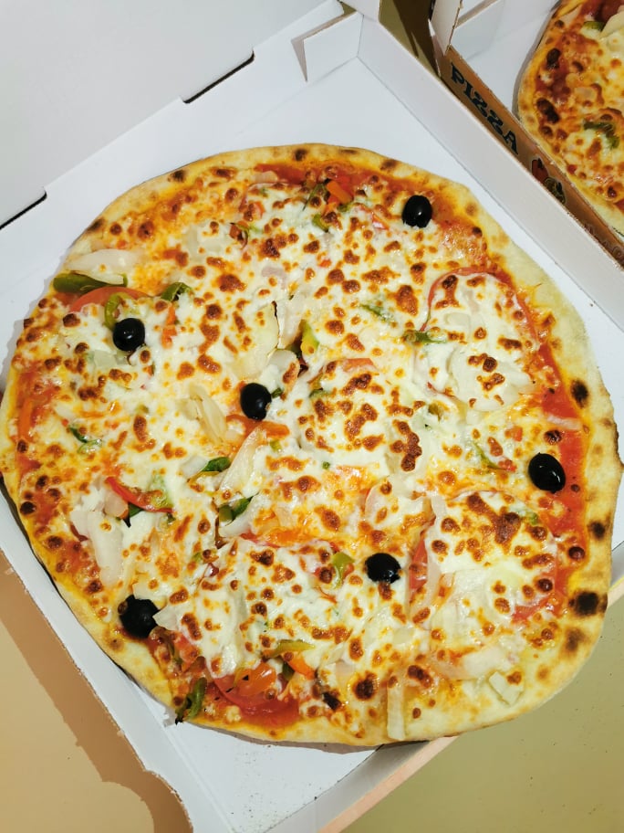 Pizza Primavera (végétarienne) aux tomates, poivrons, olives et fromage